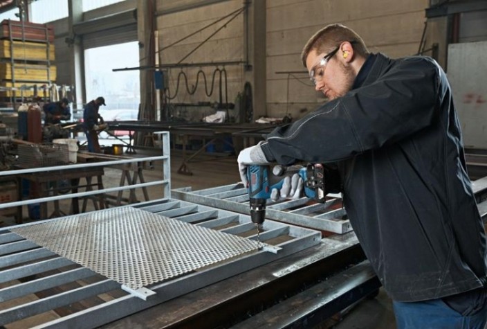 Аккумуляторная дрель-шуруповерт BOSCH GSB 18 -2 LI plus ударная [06019E7120] 2х2,0Ач