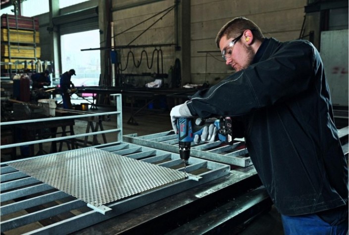 Аккумуляторный шуруповерт BOSCH GSB 18 -2 LI plus ударная [0615990K2S] 2х2,0Ач, фитнес- браслет