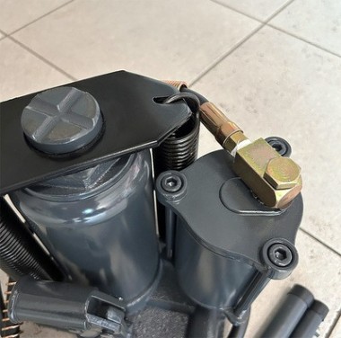 Домкрат пневмо-гидравлический СОРОКИН 3.82 (20 т - 254/505 мм) Домкрат пневмо-гидравлический СОРОКИН 3.82 (20 т - 254/505 мм)