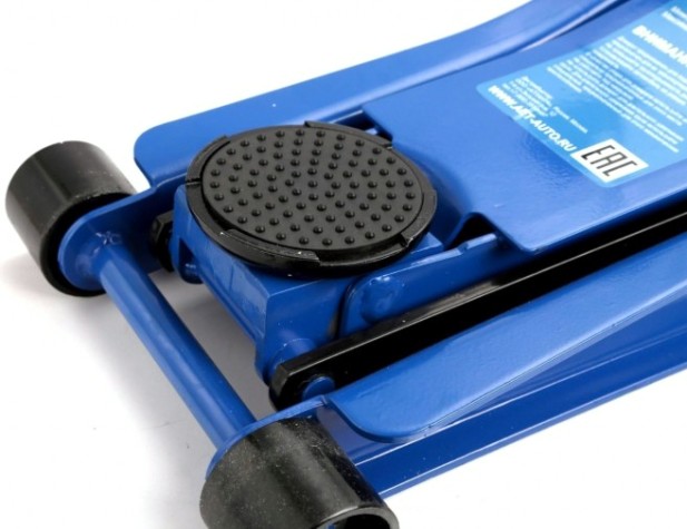 Домкрат подкатной AE&T 3,0 т профессиональный, низкий, двухнасосный Т31703 [Т31703]