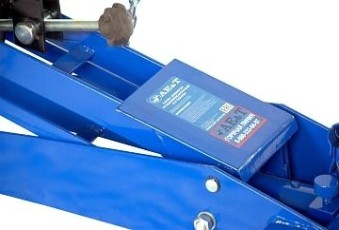 Домкрат подкатной AE&T T60301 трансмиссионный 0.5т Домкрат подкатной AE&T T60301 трансмиссионный 0.5т