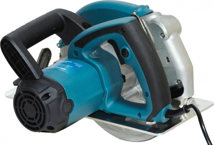 Электрическая дисковая пила HYUNDAI C 1800-210 Электрическая дисковая пила HYUNDAI C 1800-210