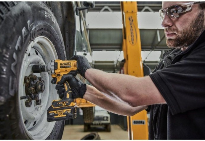 Гайковерт аккумуляторный DeWALT DCF 892 P2T ударный, бесщеточный [DCF892P2T]