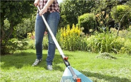 Грабли пластиковые веерные регулируемые GARDENA с деревянной съемной ручкой 130 см 03099-30.000.00 [03099-30.000.00]