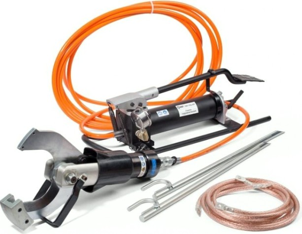 Комплект гидравлических ножниц с ножной помпой КВТ НГПИ-105 для резки кабелей под напряжением [69477]