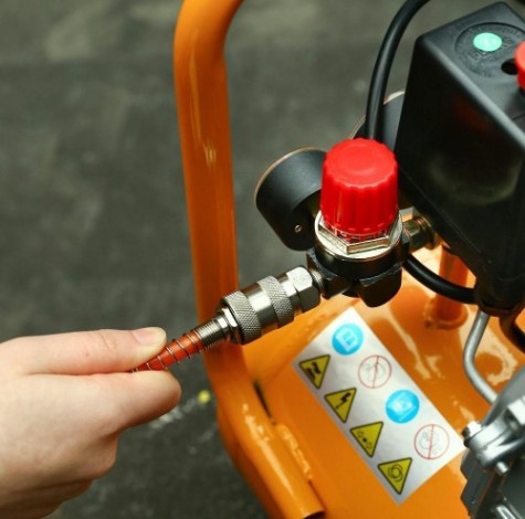 Компрессор поршневой DEKO DKAC24 + набор пневмоинструмента dksg05 (5 предметов) [065-1021]