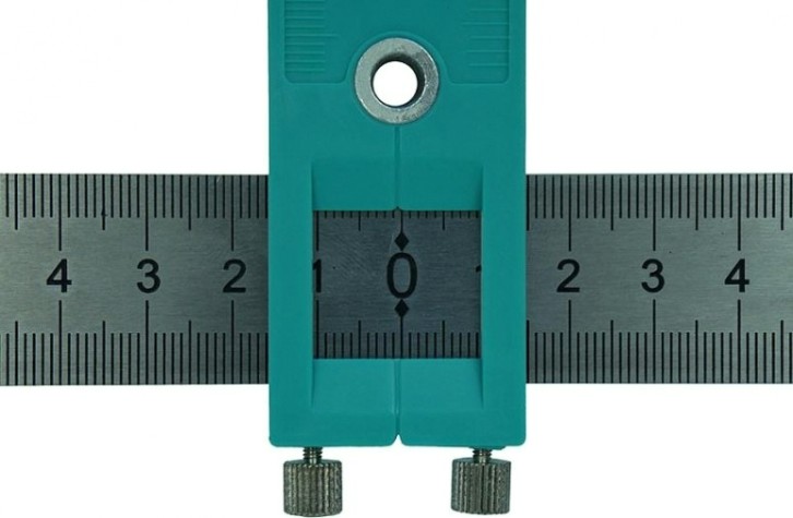 Линейка Sturm 2040-02-5 многофункциональная, 4 глазка