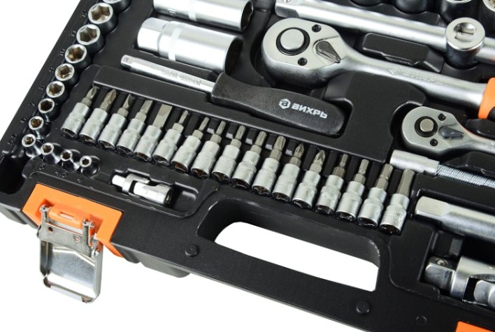Набор инструментов ВИХРЬ 1/2", 1/4", CrV, 82 пластиковый кейс 82 предм [73/6/7/3]