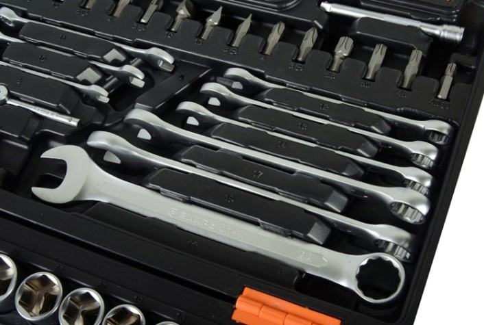 Набор инструментов ВИХРЬ 1/2", 1/4", CrV, 82 пластиковый кейс 82 предм [73/6/7/3]