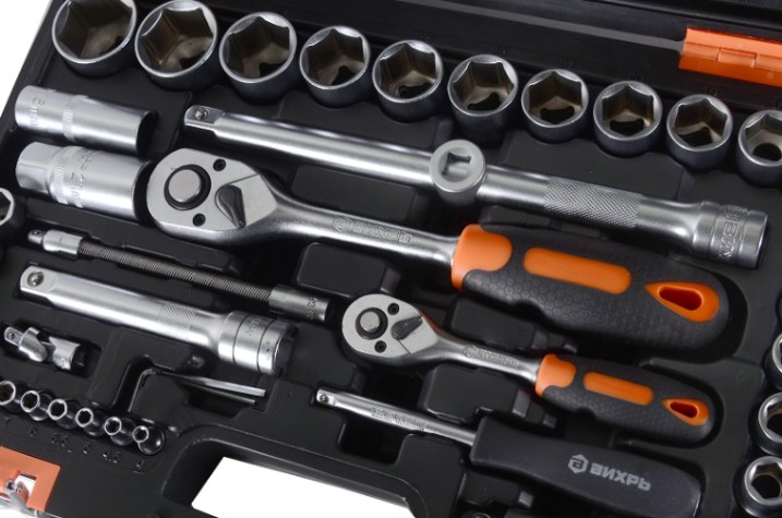 Набор инструментов ВИХРЬ 1/2", 1/4", CrV, 94 пластиковый кейс 94 предм [73/6/7/5]