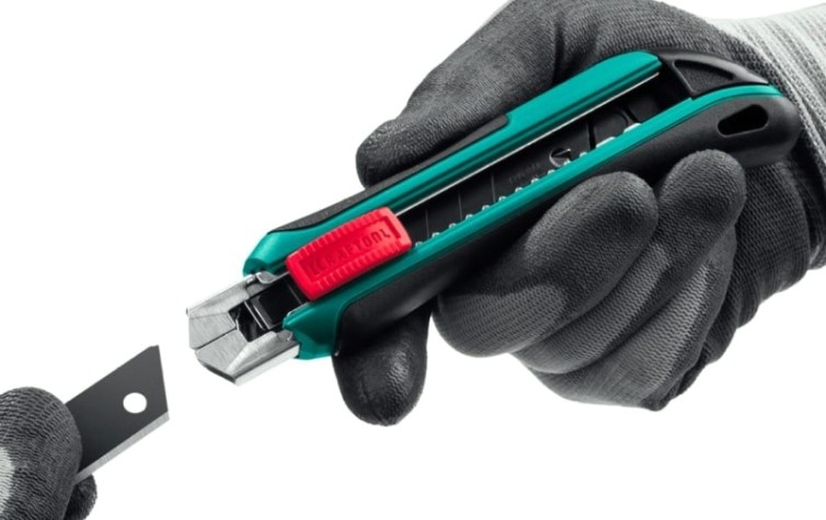 Нож KRAFTOOL AK-18 с доп. фиксатором, 3 сегмент. [09193_z02]