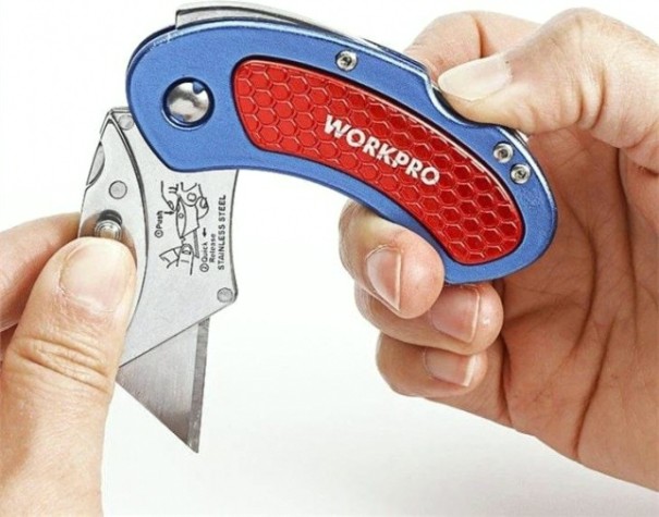 Нож складной WORKPRO WP211005 алюминиевый, со сменными лезвиями
