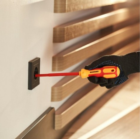 Отвертка крестовая REXANT PH2х150 мм диэлектрическая до 1000В [12-4718]