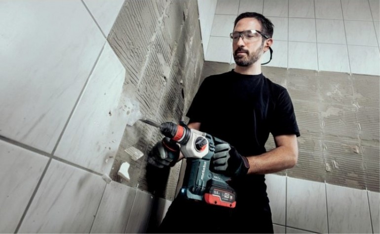 Перфоратор аккумуляторный METABO KHA 18 LTBL 24Q + ISA18LTX 1х4.0 Ач, 1х5,5 Ач, бесщеточный [600211930]