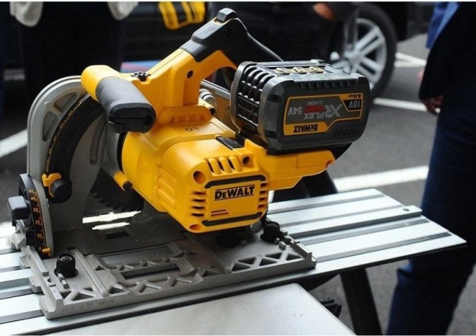 Пила циркулярная аккумуляторная DeWALT DCS 520 NT FLEXVOLT, бесщеточная, без АКБ и З/У [DCS520NT-XJ]