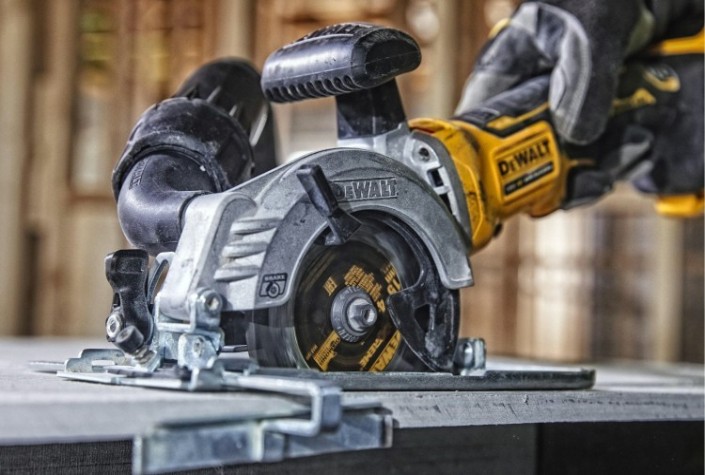 Пила циркулярная аккумуляторная DeWALT DCS 571 E1T без З/У [DCS571E1T]