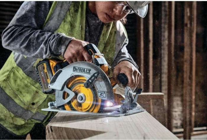 Пила циркулярная аккумуляторная DeWALT DCS 573 NT FLEXVOLT, бесщеточная, без АКБ и З/У [DCS573NT-XJ]