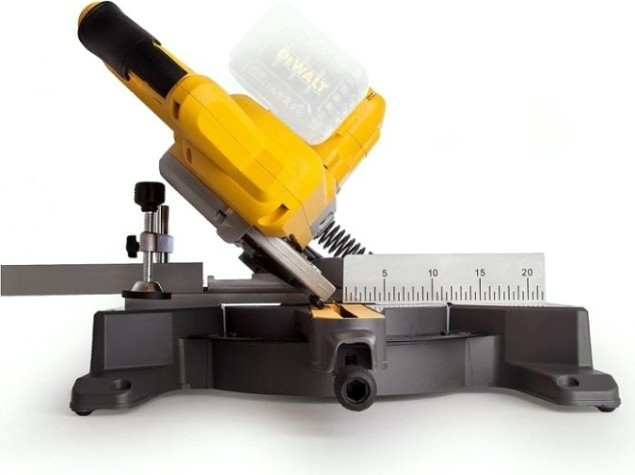 Пила торцовочная аккумуляторная DeWALT DCS 777 N FLEXVOLT, бесщеточная, без АКБ и З/У [DCS777N-XJ]