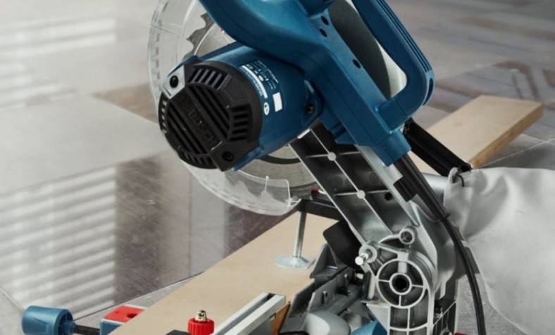 Пила торцовочная сетевая BOSCH GCM 216 [0601B33000]