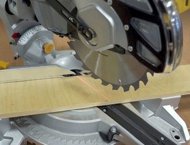 Пила торцовочная сетевая КОРВЕТ 8-310С [90081]