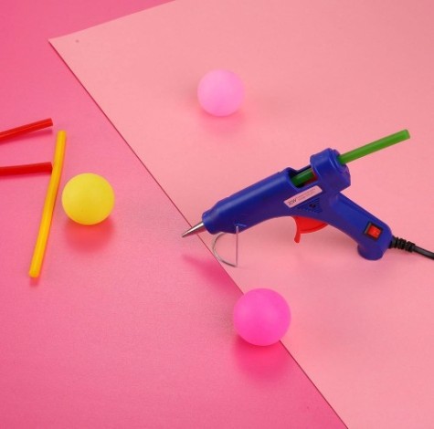 Пистолет термоклеевой сетевой DEKO DKGG30 SET5 с набором цветных клеевых стержней (12 шт, 7 мм) [063-4981]