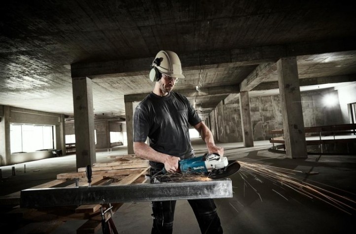 Сетевая угловая шлифовальная машина MAKITA GA 9020 SF [GA9020SF]