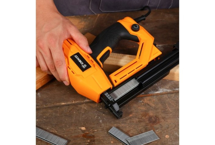 Скобозабиватель сетевой DEKO DKES01 [065-0498]