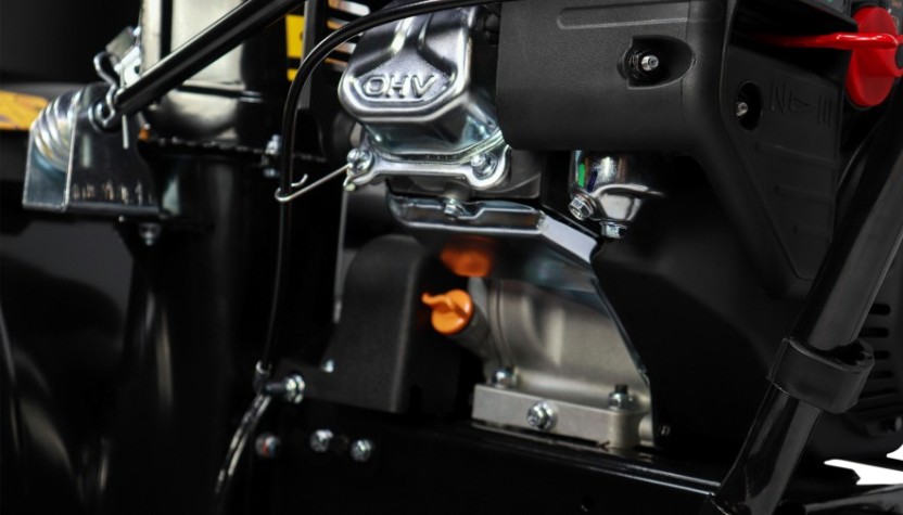 Снегоуборщик гусеничный бензиновый CHAMPION STT761E