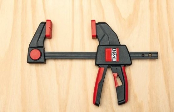 Струбцина быстрозажимная BESSEY EZXL90-9 пистолетного типа 2.7 кн, 900x90 мм [BE-EZXL90-9]