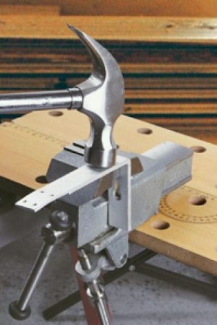 Тиски слесарные ЗУБР "ЭКСПЕРТ" 63 мм 32600-63 [32600-63]