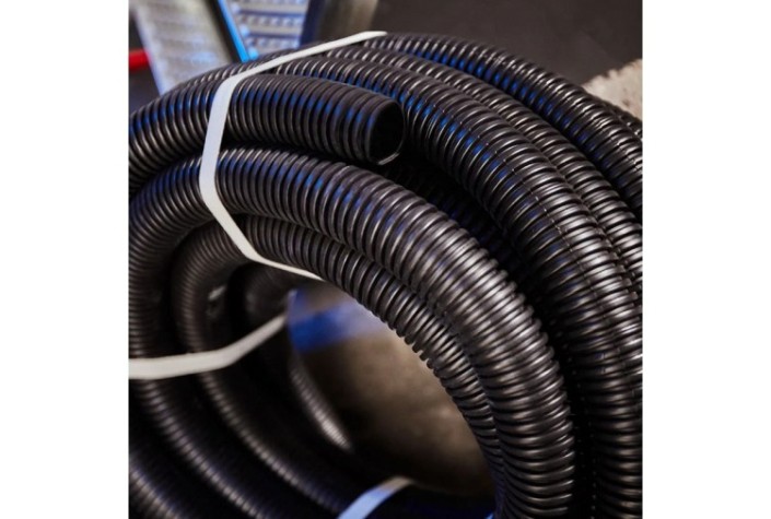 Труба гофрированная REXANT 28-0040-3 из ПНД с зондом, ø40мм, черная (бухта 15 м/уп)