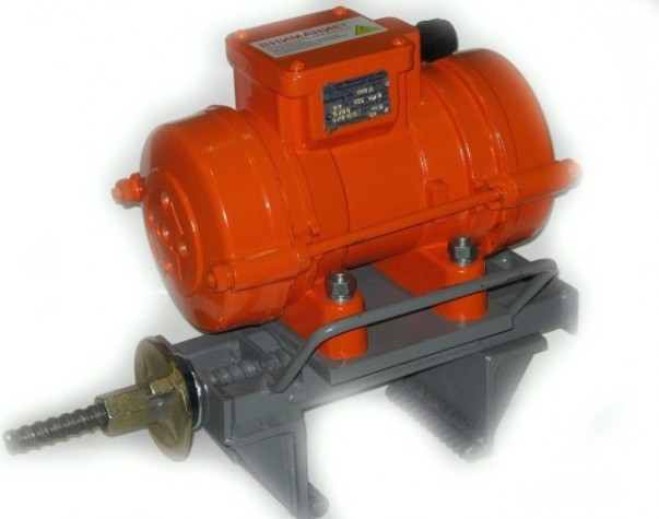 Вибратор общего назначения КРАСНЫЙ МАЯК ИВ-448 220В, 200Гц для опалубки [ИВ-448.00.000-00]