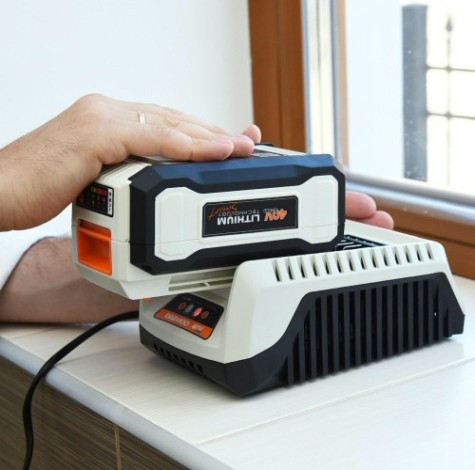 Зарядное устройство для аккумуляторов DAEWOO DACH 2040Li Зарядное устройство для аккумуляторов DAEWOO DACH 2040Li